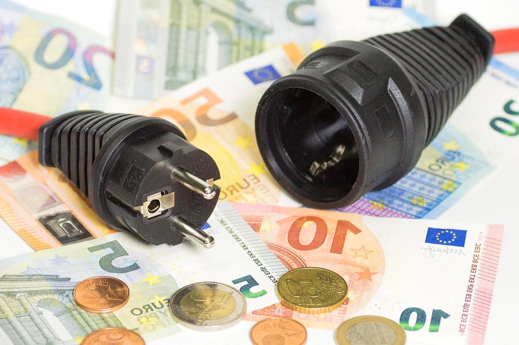 Moderne energieconsultant analyseert duurzame energieoplossingen